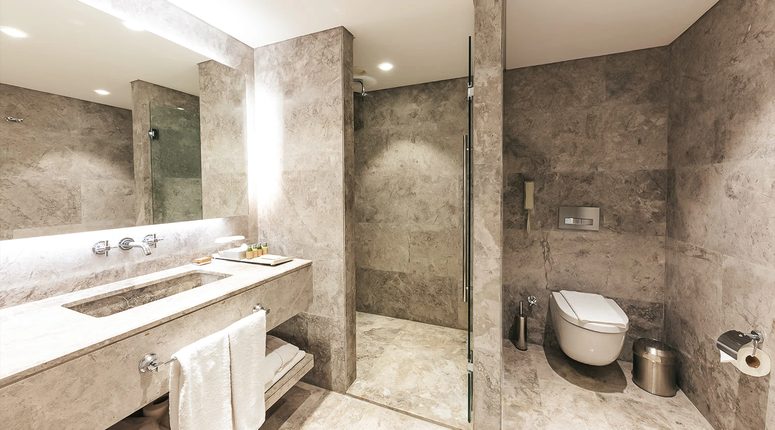 D Resort Ayvalık Deniz Manzaralı Suit modern beyaz dekorlu iç görünüm